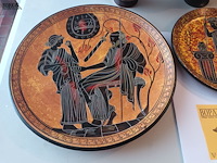 Lot 161 - griekse vazen en sierborden. 4 stuks - afbeelding 2 van  4