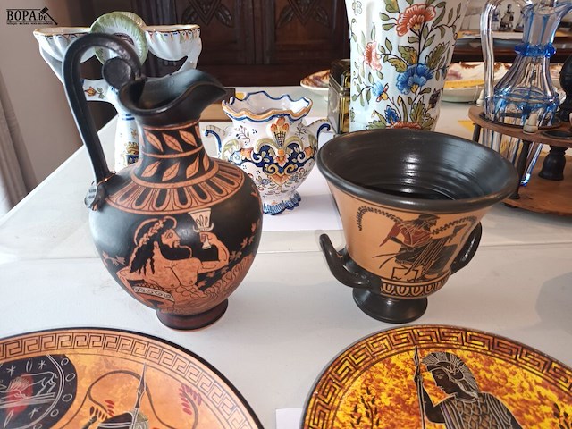 Lot 161 - griekse vazen en sierborden. 4 stuks - afbeelding 4 van  4