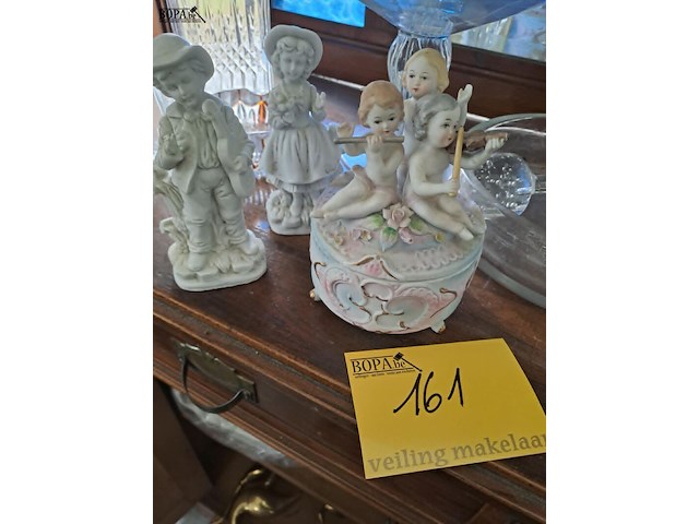Lot 161 - porseleinen postuurkes en norleans snuisterijendoosje jaren - afbeelding 1 van  1
