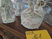 Lot 161 - porseleinen postuurkes en norleans snuisterijendoosje jaren - afbeelding 1 van  1