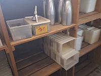 Lot 161 - slagroomspuiten en ijscrème bakjes - afbeelding 1 van  3
