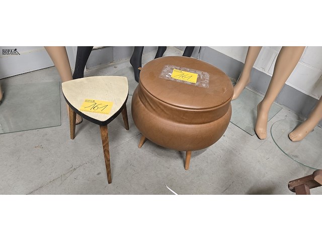 Lot 161 - vintage naaipoef en vintage bijzettafeltje - afbeelding 1 van  5