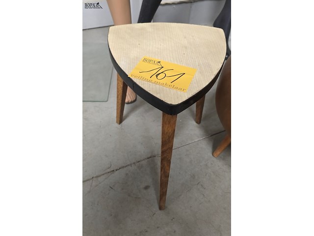 Lot 161 - vintage naaipoef en vintage bijzettafeltje - afbeelding 2 van  5