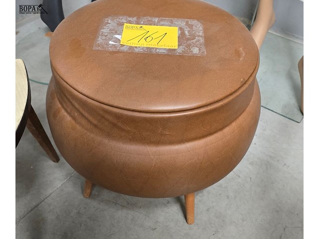 Lot 161 - vintage naaipoef en vintage bijzettafeltje - afbeelding 3 van  5