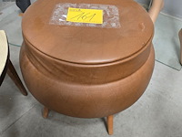 Lot 161 - vintage naaipoef en vintage bijzettafeltje - afbeelding 3 van  5