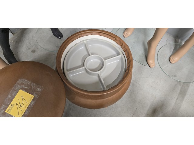 Lot 161 - vintage naaipoef en vintage bijzettafeltje - afbeelding 4 van  5