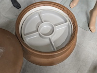 Lot 161 - vintage naaipoef en vintage bijzettafeltje - afbeelding 4 van  5