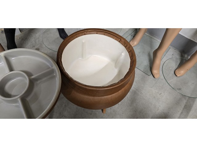 Lot 161 - vintage naaipoef en vintage bijzettafeltje - afbeelding 5 van  5