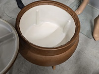 Lot 161 - vintage naaipoef en vintage bijzettafeltje - afbeelding 5 van  5