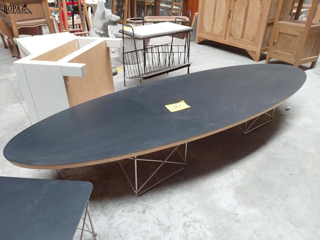 Lot 161 - vitra eames elliptical table etr - 'surfboardtable' door cha - afbeelding 1 van  7