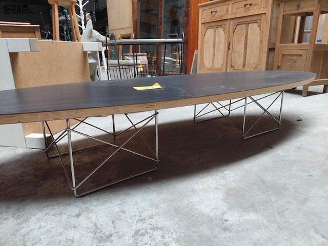 Lot 161 - vitra eames elliptical table etr - 'surfboardtable' door cha - afbeelding 2 van  7