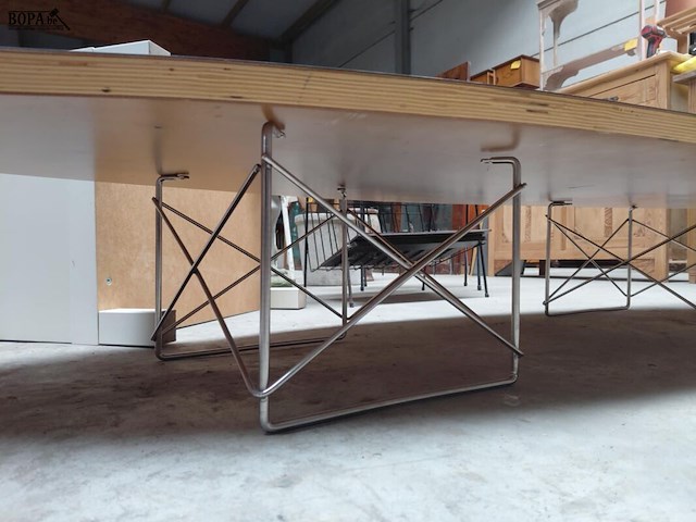 Lot 161 - vitra eames elliptical table etr - 'surfboardtable' door cha - afbeelding 4 van  7