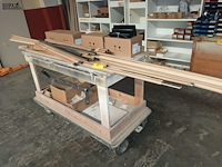 Lot 161 - werkbank met inhoud - afbeelding 1 van  6