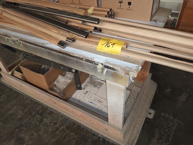 Lot 161 - werkbank met inhoud - afbeelding 2 van  6