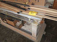 Lot 161 - werkbank met inhoud - afbeelding 2 van  6
