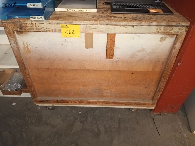 Lot 162 - houten werkbank op wielen - afbeelding 1 van  3