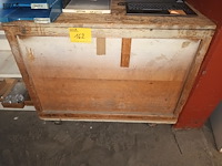 Lot 162 - houten werkbank op wielen - afbeelding 1 van  3