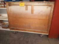 Lot 162 - houten werkbank op wielen - afbeelding 2 van  3