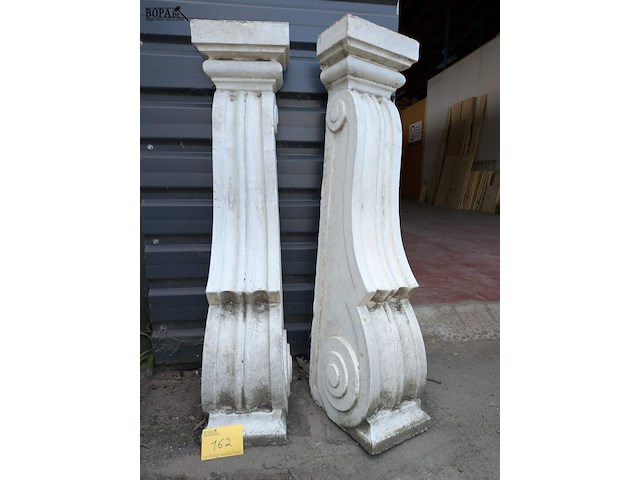 Lot 162 - identieke schouwconsoles gips/beton - afbeelding 1 van  4