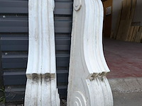 Lot 162 - identieke schouwconsoles gips/beton - afbeelding 1 van  4