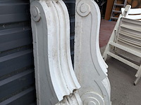 Lot 162 - identieke schouwconsoles gips/beton - afbeelding 2 van  4