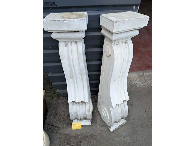 Lot 162 - identieke schouwconsoles gips/beton - afbeelding 3 van  4