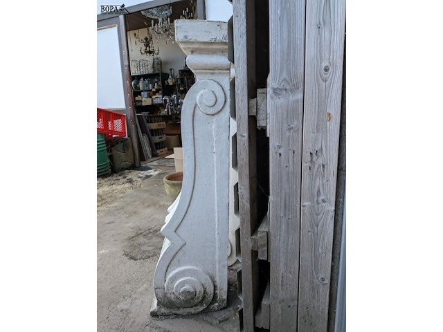 Lot 162 - identieke schouwconsoles gips/beton - afbeelding 4 van  4