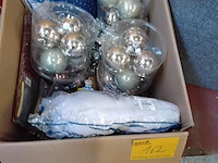 Lot 162 - kerstdecoratie: beeldjes, kerstballen diam 8 cm, sneeuw tapi - afbeelding 1 van  1