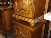 Lot 162 - nachtkastjes. 2 stuks - afbeelding 2 van  3