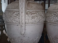 Lot 162 - stenen tuinvaas. 2 stuks - afbeelding 2 van  3