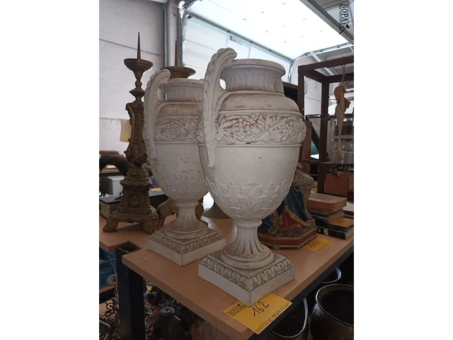 Lot 162 - stenen tuinvaas. 2 stuks - afbeelding 3 van  3