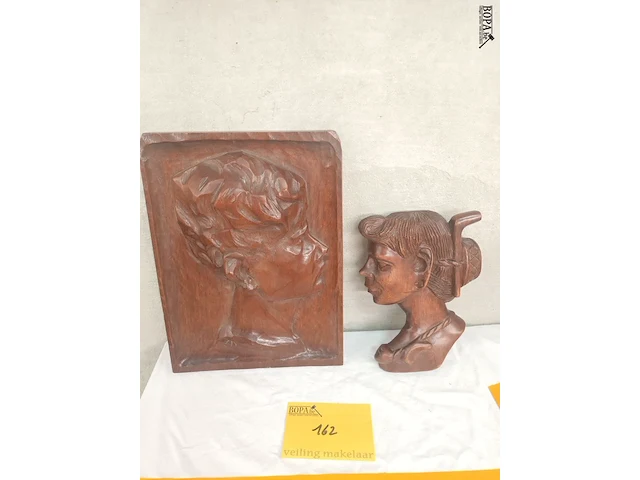 Lot 162 - vintage houten muurdecoratie. 2 stuks - afbeelding 1 van  4