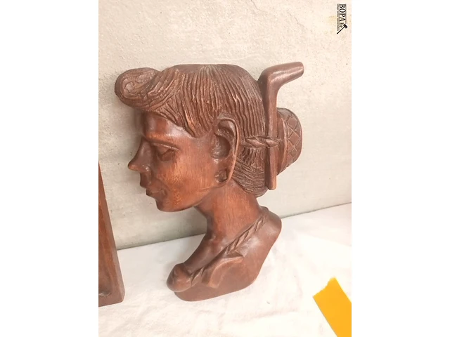 Lot 162 - vintage houten muurdecoratie. 2 stuks - afbeelding 2 van  4