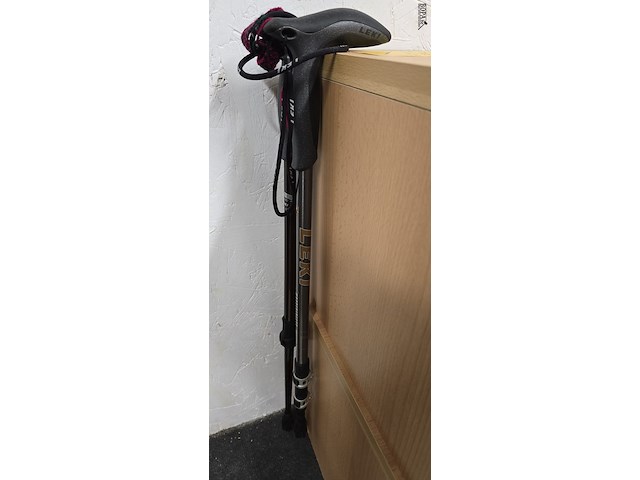 Lot 162 - wandelstokken verstelbaar 2 stuks - afbeelding 2 van  2