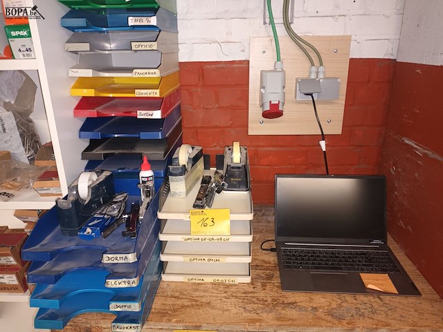 Lot 163 - kantoormateriaal en laptop - afbeelding 1 van  7