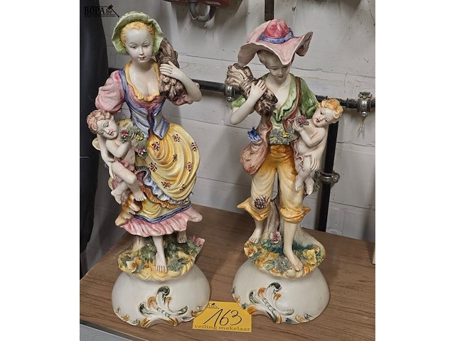 Lot 163 - koppel italiaanse porseleinen beelden bassano - afbeelding 1 van  7