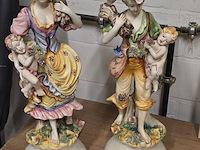 Lot 163 - koppel italiaanse porseleinen beelden bassano - afbeelding 1 van  7
