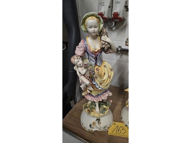 Lot 163 - koppel italiaanse porseleinen beelden bassano - afbeelding 2 van  7