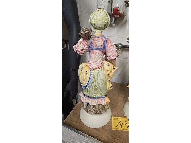 Lot 163 - koppel italiaanse porseleinen beelden bassano - afbeelding 3 van  7