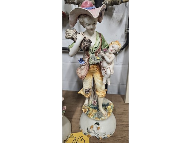 Lot 163 - koppel italiaanse porseleinen beelden bassano - afbeelding 5 van  7