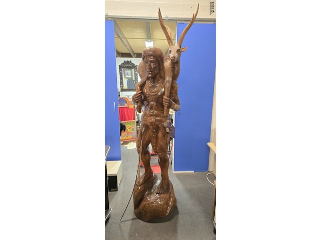Lot 163 - levensgrote krijger met hert - afbeelding 1 van  6