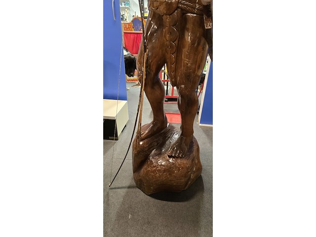 Lot 163 - levensgrote krijger met hert - afbeelding 2 van  6