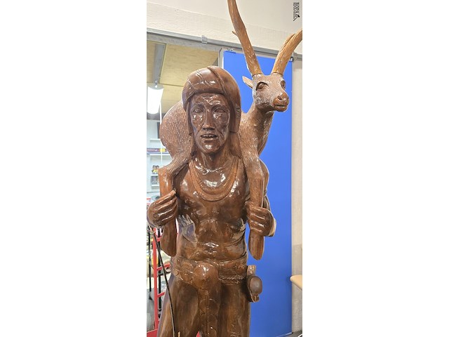 Lot 163 - levensgrote krijger met hert - afbeelding 3 van  6