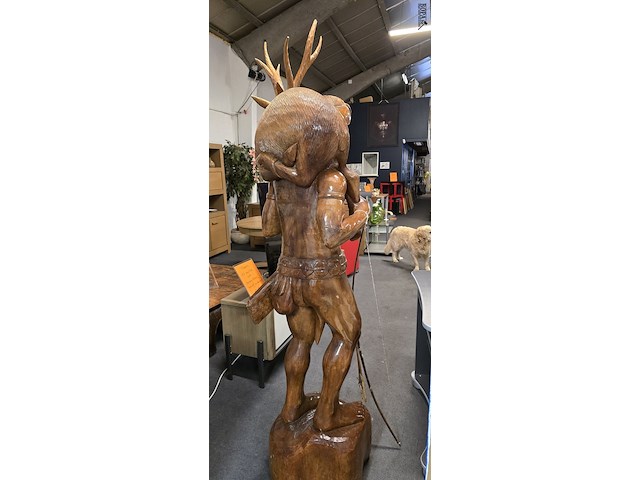 Lot 163 - levensgrote krijger met hert - afbeelding 4 van  6