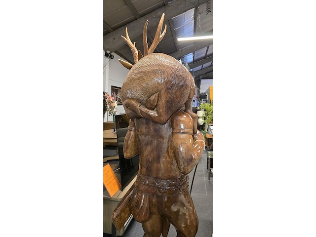 Lot 163 - levensgrote krijger met hert - afbeelding 6 van  6