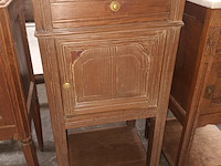 Lot 163 - nachtkastje met marmeren blad - afbeelding 2 van  3