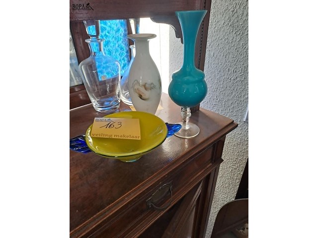 Lot 163 - vintage vaasjes en schaal - blauwtinten - afbeelding 1 van  3