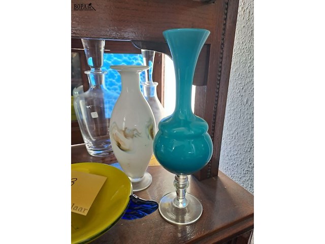 Lot 163 - vintage vaasjes en schaal - blauwtinten - afbeelding 2 van  3