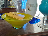 Lot 163 - vintage vaasjes en schaal - blauwtinten - afbeelding 3 van  3