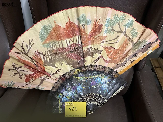 Lot 163 - vintage waaier indonesisch - 2 stuks - afbeelding 1 van  2